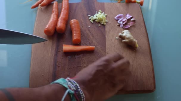 昼食時にキッチンでビーガン料理を作る人のトップビュー — ストック動画