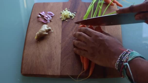 Öğle Yemeği Saatinde Mutfakta Vejetaryen Yemeği Yapan Kişinin Üst Görüntüsü — Stok video