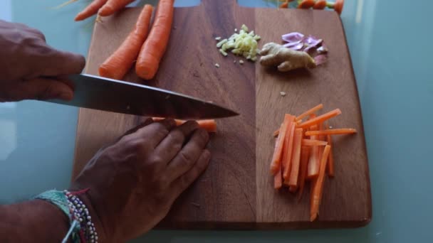 昼食時にキッチンでビーガン料理を作る人のトップビュー — ストック動画