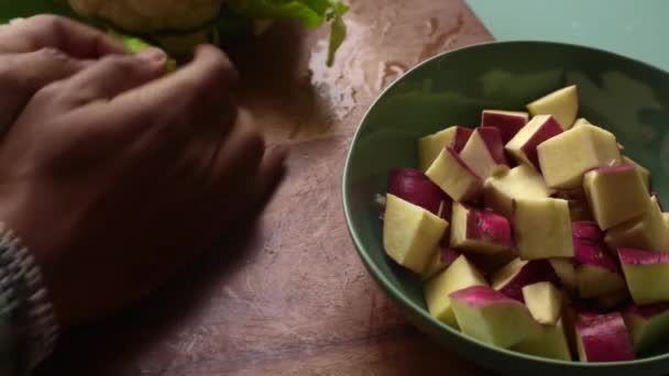 Vista Dall Alto Della Persona Che Prepara Pasto Vegano Cucina — Video Stock