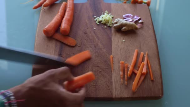 Κάτοψη Του Ατόμου Που Κάνει Χορτοφαγικό Γεύμα Στην Κουζίνα Την — Αρχείο Βίντεο