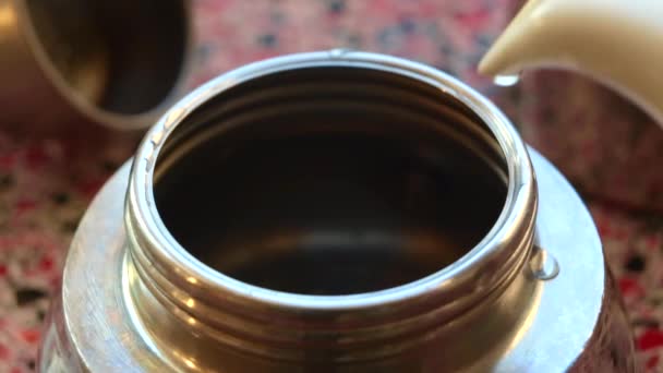 Makro Widok Barista Robi Kawę Espresso Garnku Moka — Wideo stockowe
