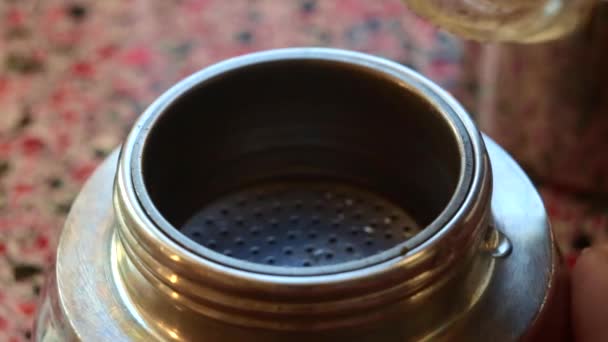 Makró Kilátás Barista Csinál Espresso Kávé Egy Moka Pot — Stock videók