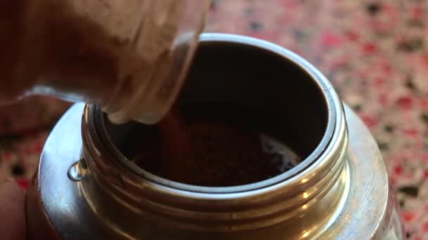 Makroaufnahme Eines Baristas Der Espresso Einer Mokka Kanne Zubereitet — Stockvideo