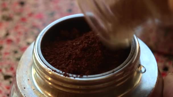 Macro Uitzicht Barista Het Maken Van Espresso Koffie Een Moka — Stockvideo