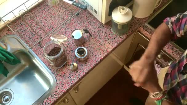 Blick Von Oben Auf Person Die Espresso Kaffee Zubereitet — Stockvideo