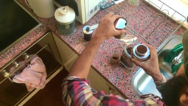 エスプレッソコーヒーを作る人のトップビュー — ストック動画