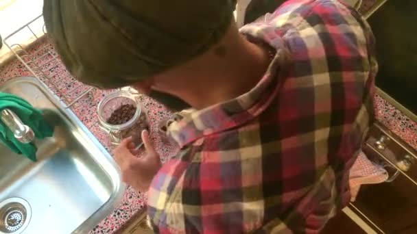 エスプレッソコーヒーを作る人のトップビュー — ストック動画