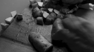  Mutfakta sebze hazırlayan kişinin yüksek açılı görüntüsü