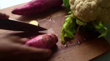  Mutfakta sebze hazırlayan kişinin yüksek açılı görüntüsü