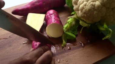  Mutfakta sebze hazırlayan kişinin yüksek açılı görüntüsü