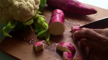  Mutfakta sebze hazırlayan kişinin yüksek açılı görüntüsü