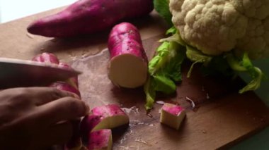  Mutfakta sebze hazırlayan kişinin yüksek açılı görüntüsü