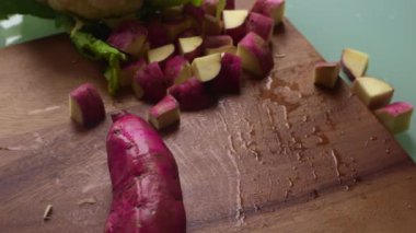  Mutfakta sebze hazırlayan kişinin yüksek açılı görüntüsü