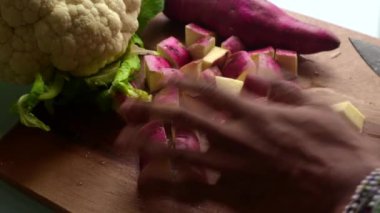  Mutfakta sebze hazırlayan kişinin yüksek açılı görüntüsü