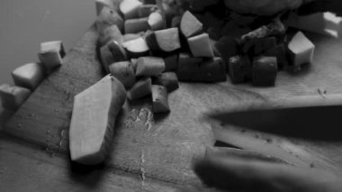  Mutfakta sebze hazırlayan kişinin yüksek açılı görüntüsü