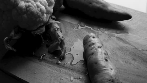 厨房里准备蔬菜的人视角较高 — 图库视频影像