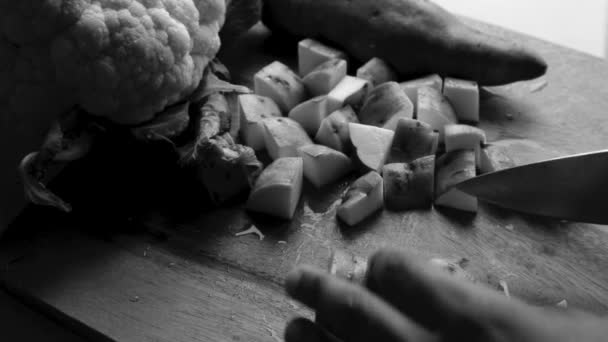 Άποψη Υψηλής Γωνίας Του Ατόμου Προετοιμασία Λαχανικών Στην Κουζίνα — Αρχείο Βίντεο