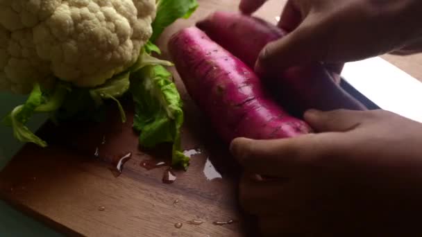 Hög Vinkel Syn Person Som Förbereder Grönsaker Köket — Stockvideo