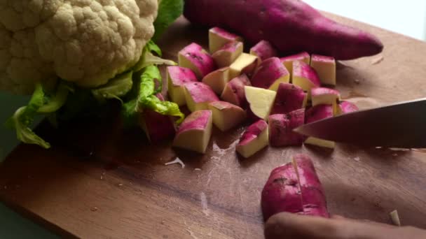 Vue Grand Angle Personne Préparant Des Légumes Dans Cuisine — Video
