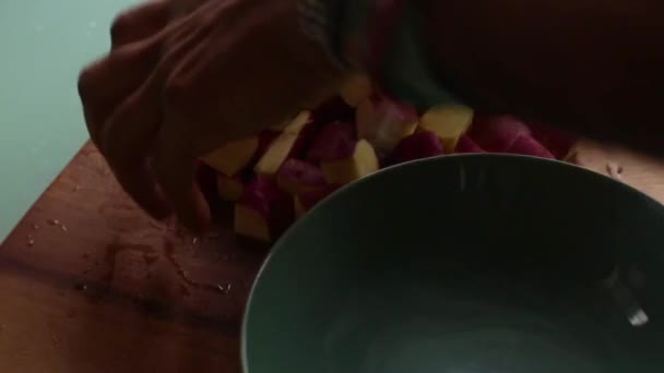 Vista Ángulo Alto Persona Preparando Verduras Cocina — Vídeos de Stock