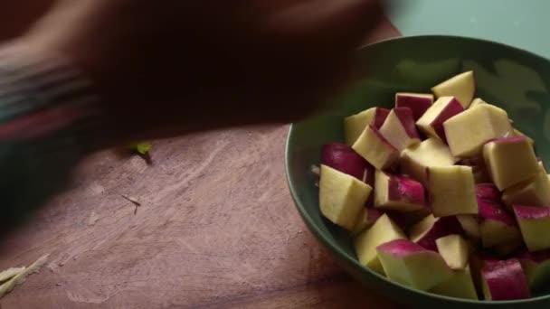 Vista Ángulo Alto Persona Preparando Verduras Cocina — Vídeos de Stock