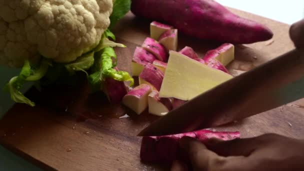Vue Grand Angle Personne Préparant Des Légumes Dans Cuisine — Video