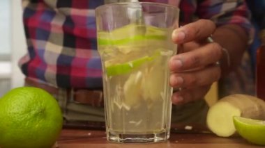 Mutfakta zencefilli limonlu çay yapan birinin düşük görüntüsü - 8 saniye