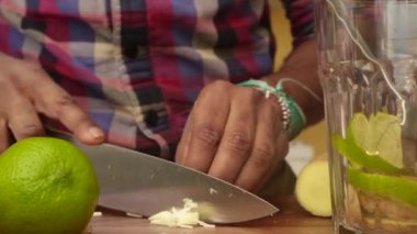 Mutfakta zencefilli limonlu çay yapan birinin düşük görüntüsü - 8 saniye