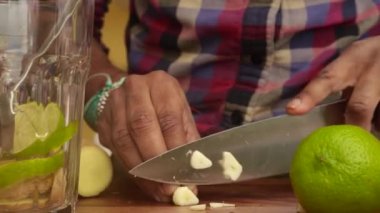 Mutfakta zencefilli limonlu çay yapan birinin düşük görüntüsü - 8 saniye