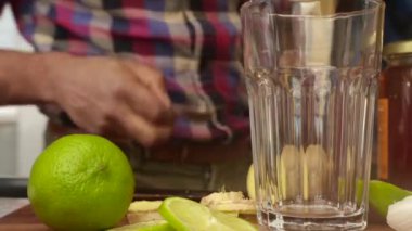 Mutfakta zencefilli limonlu çay yapan birinin düşük görüntüsü - 8 saniye
