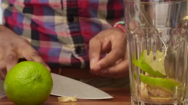 Низкий Вид Человека Делающего Имбирный Лимонный Чай Кухне Сек — стоковое видео