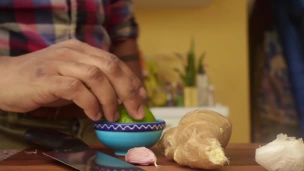 Visão Baixa Pessoa Fazendo Chá Limão Gengibre Cozinha Seg — Vídeo de Stock