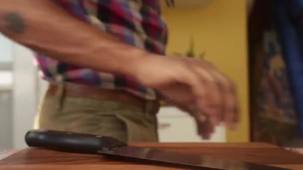 台所で生姜レモンティーを作る人の低ビュー — ストック動画