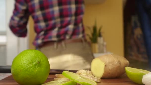Vista Baja Persona Haciendo Limón Jengibre Cocina Seg — Vídeo de stock