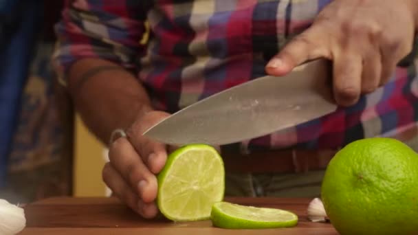台所で生姜レモンティーを作る人の低ビュー — ストック動画