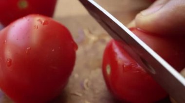 Pişmemiş kırmızı vişneli domateslerin makro görüntüsü - 8 saniye