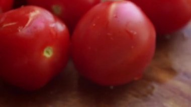 Pişmemiş kırmızı vişneli domateslerin makro görüntüsü - 8 saniye