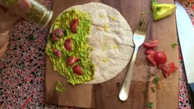 Mutfakta Meksika tacosu yapan kişinin üst görüntüsü - 8 'ler