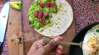 Mutfakta Meksika tacosu yapan kişinin üst görüntüsü - 8 'ler
