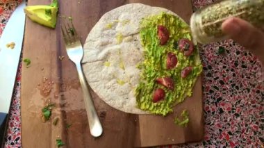 Mutfakta Meksika tacosu yapan kişinin üst görüntüsü - 8 'ler