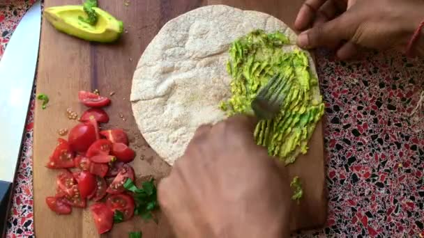 Вид Сверху Человека Делающего Мексиканское Тако Кухне — стоковое видео