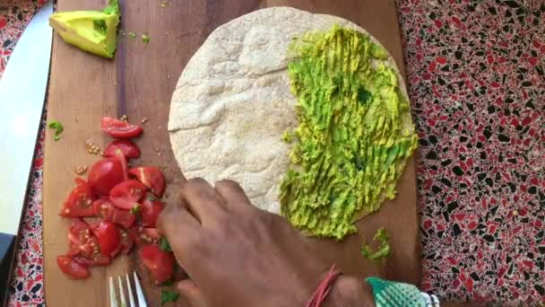 キッチンでメキシコタコを作る人のトップビュー — ストック動画