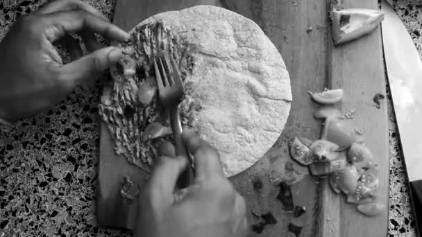Pohled Shora Osobu Která Dělá Mexické Taco Kuchyni — Stock video