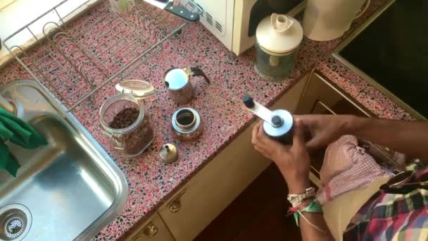 Top View Πρόσωπο Που Κάνει Καφέ Espresso Μια Κατσαρόλα Moka — Αρχείο Βίντεο