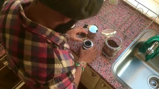 Tepedeki Kişi Kahve Yapıyor Moka Pot Ile Lik — Stok video