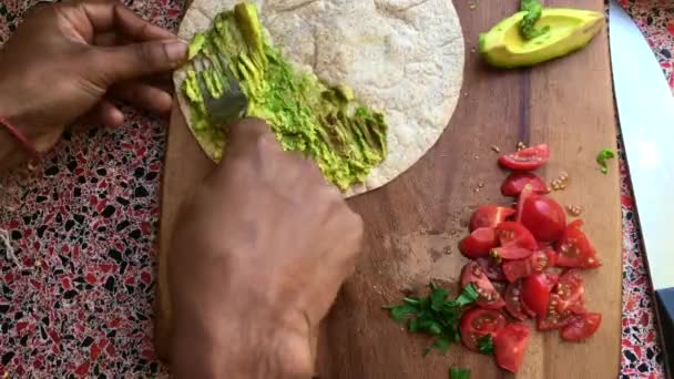 昼食時にメキシコのタコを作るトップビューの人 — ストック動画