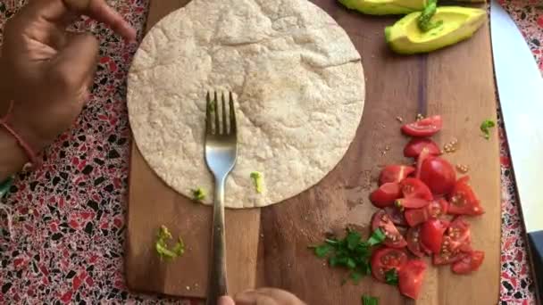 Top View Persoon Het Maken Van Een Mexicaanse Taco Tijdens — Stockvideo