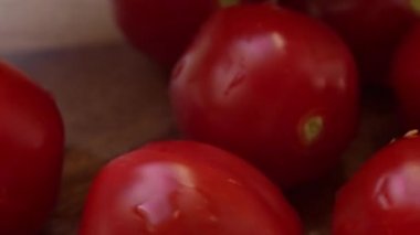 Pişmemiş kırmızı vişneli domateslerin Macro 'su.