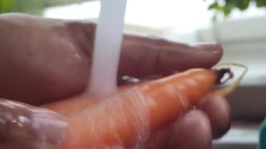 Mutfakta sebze hazırlayan kişinin makro videosu.